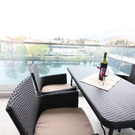Exclusive Two Bedroom Riverside Apartman *