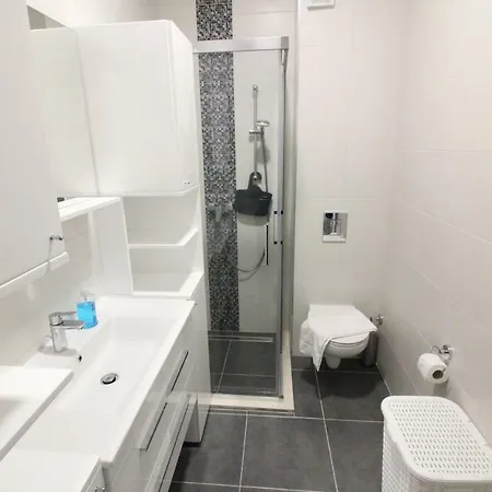 Exclusive Two Bedroom Riverside Apartman