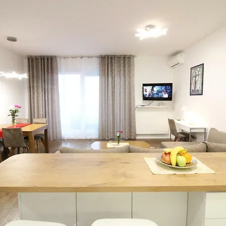 Exclusive Two Bedroom Riverside Apartman *